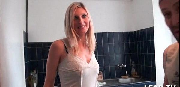  Chaude blonde suce une queue dans son appartement